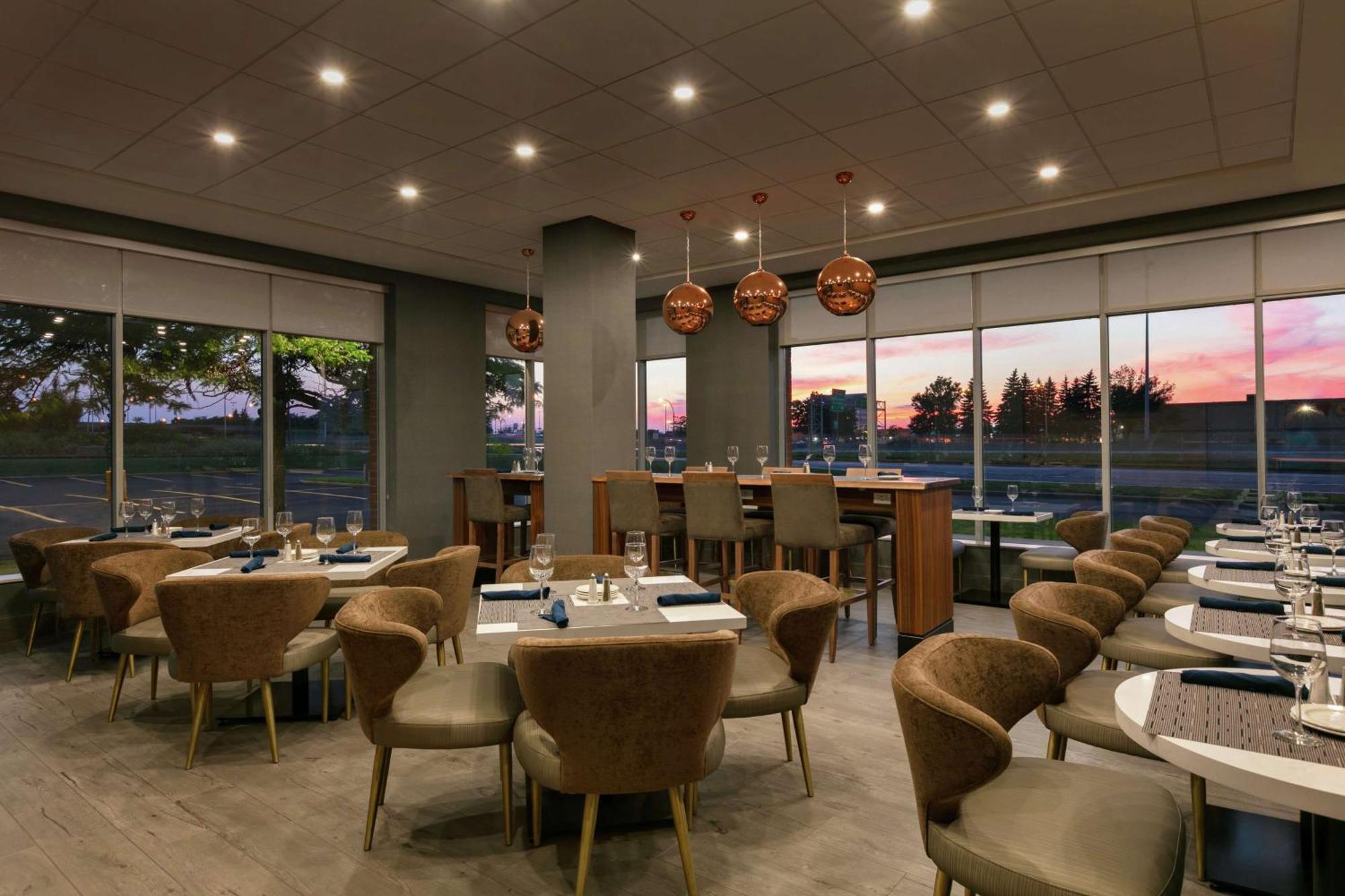 Embassy Suites By Hilton Montreal Airport Pointe-Claire Εξωτερικό φωτογραφία