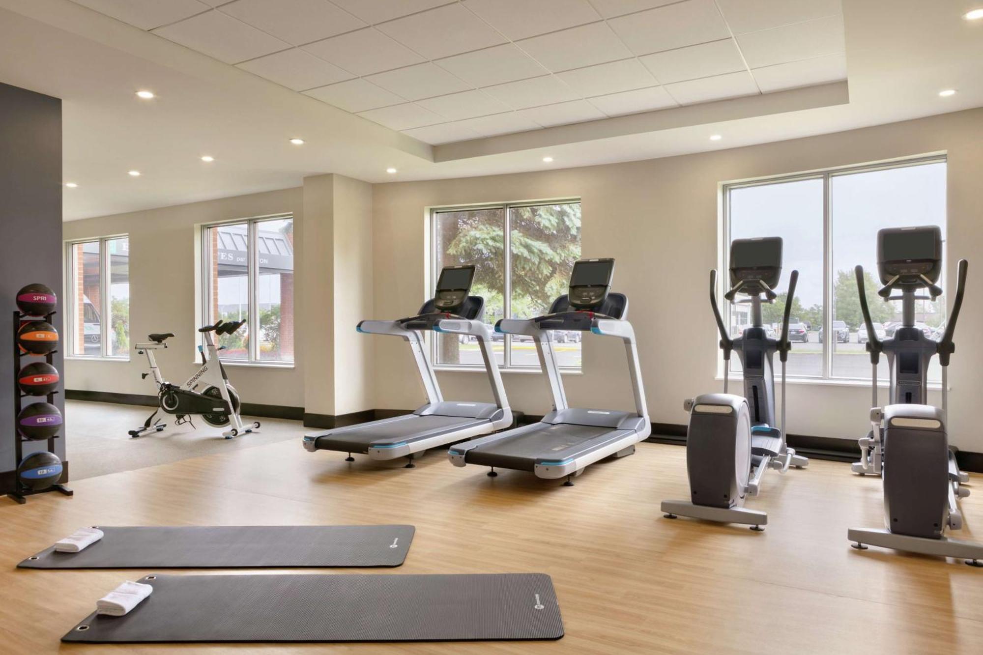 Embassy Suites By Hilton Montreal Airport Pointe-Claire Εξωτερικό φωτογραφία