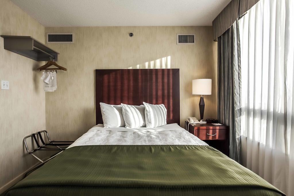 Embassy Suites By Hilton Montreal Airport Pointe-Claire Εξωτερικό φωτογραφία