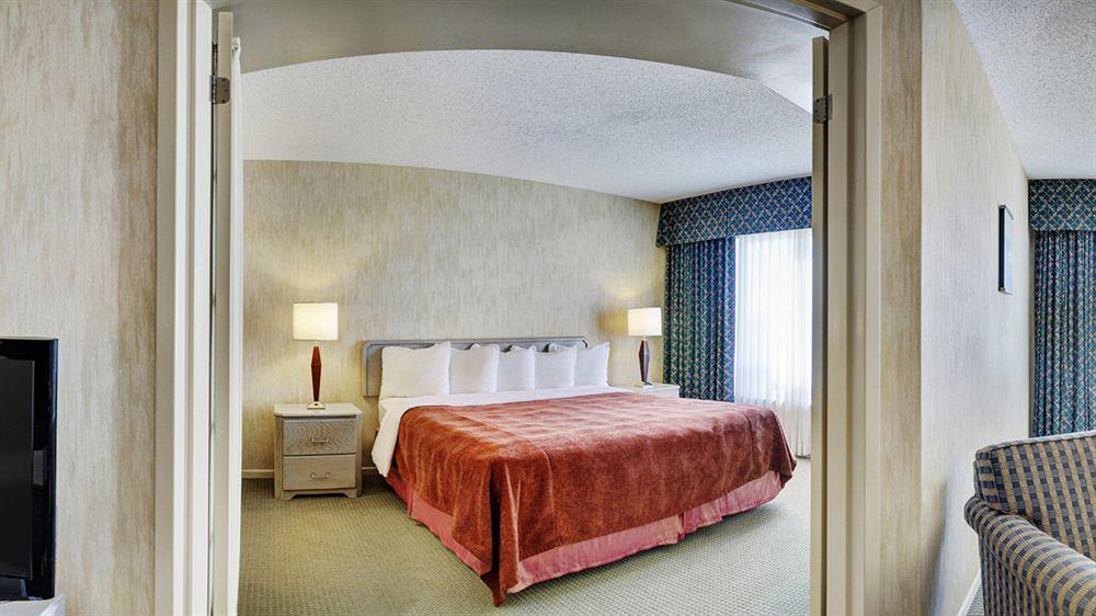 Embassy Suites By Hilton Montreal Airport Pointe-Claire Εξωτερικό φωτογραφία
